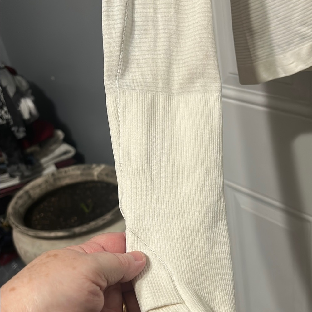 Lululemon Athletica Cream Fitted Long Sleeve Tee - Picture 8 of 9